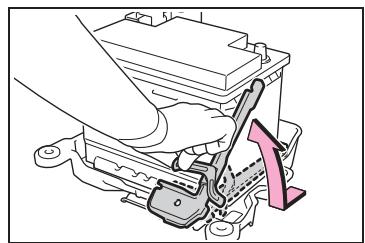 TOYOTA Aygo X - Démontage du porte-batterie - 3