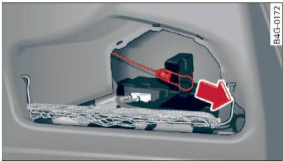AUDI A6 C7 (2016) - Mécanisme d'ouverture d'urgence du volet du goulot de replissage du réservoir de carburant - 2