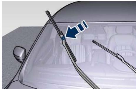 Maserati Levante - Remplacement des balais des essuie-glace avant - 1