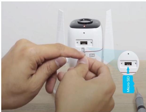 TP-LINK C320WS - Installer une carte microSD - 3