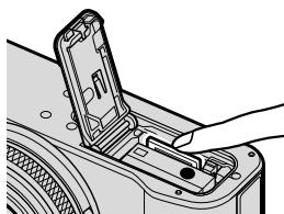 FUJIFILM X100V - Retrait de la batterie et de la carte mémoire - 3
