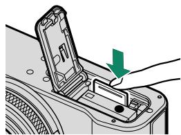 FUJIFILM X100V - Insérez la carte mémoire. - 2