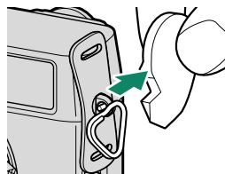 FUJIFILM X100V - Fixez l'attache a un oeillet. - 3