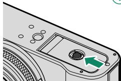 FUJIFILM X100V - Ouvrez le couvercle du compartment de la batterie. - 1