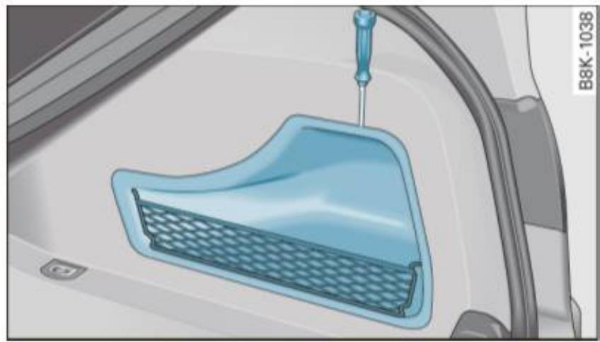 AUDI A4 (2010) - Déverrouiller le volet du goulot de remplissage du réservoir de carburant manuellement - 1