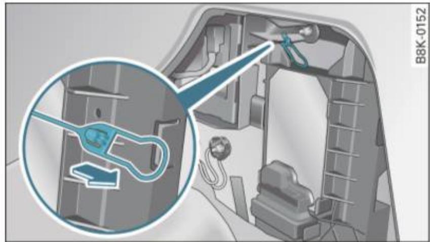 AUDI A4 (2010) - Déverrouiller le volet du goulot de remplissage du réservoir de carburant manuellement - 2