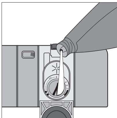 AEG-ELECTROLUX FSILENCEMOP - Verser le produit de rinçage - 2