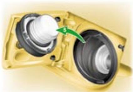 PEUGEOT 107 - Le remplissage du réservoir de carburant - 5