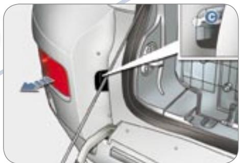 PEUGEOT 4007 - Changement des feux antibrouillard - 3