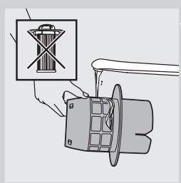 PHILIPS FC9222 & FC 9222 - Débranche toujours l'appareil avant de vider le réceptacle de poussière. - 4
