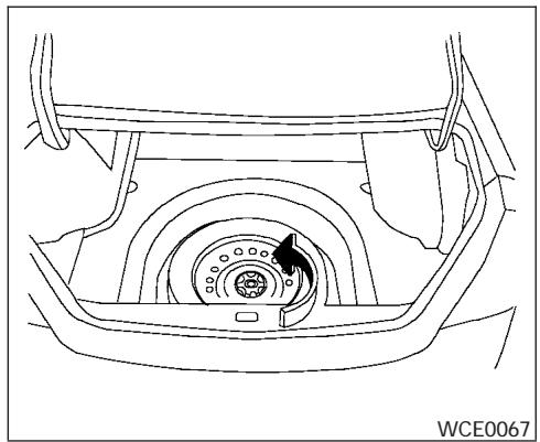 NISSAN ALTIMA - Retrait de la roue de secours et des outils du coffre - 1