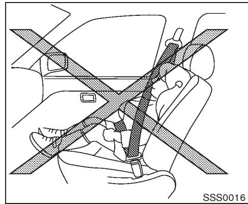 NISSAN CUBE - Precautions à prendre avec les ceintures de securite - 3
