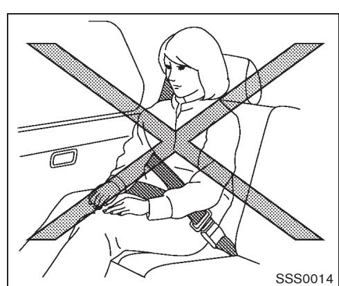 NISSAN CUBE - Precautions à prendre avec les ceintures de securite - 6