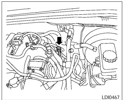 NISSAN FRONTIER - VERIFICATION DU NIVEAU D'HUILMOTEUR - 1