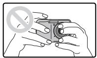 FUJIFILM FINEPIX AV200 - Comment tenir l'appareil photo - 2