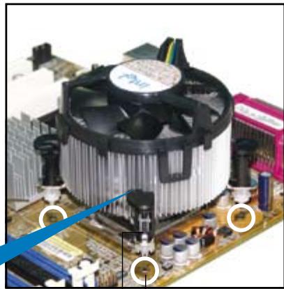 ASUS P5KC - Installer le dissipateur et le ventilateur du CPU - 4