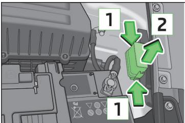 SKODA RAPID - Remplacement du fusible dans le compartiment moteur - 2