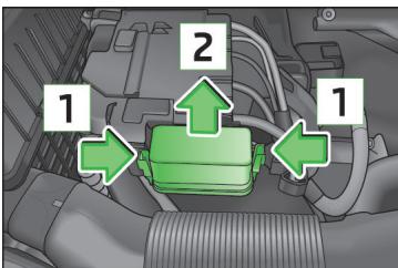 SKODA RAPID - Remplacement du fusible dans le compartiment moteur - 1