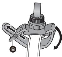 PANASONIC HX-A1 - Rentrer la bretelle du sac à dos ou d'un élément similaire entre le support polyvalent et la bande, et passer la bande à travers la partie pour maintenir le support polyvalent en position. - 2