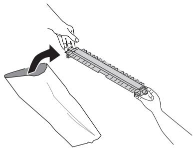 OKI PRO9542DN - Retirez le rouleau de transfert de l'emballage. - 1