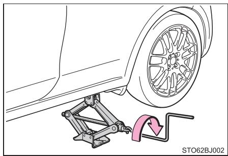 TOYOTA YARIS GR - Remplacement d'une roue dont le pneu est crevé - 4
