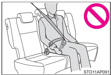 TOYOTA YARIS GR - Lorsque vous utilisez la ceinture de sécurité du siège central arrière - 1