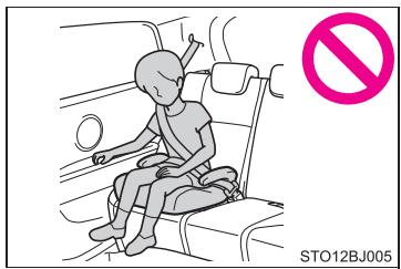TOYOTA YARIS GR - Lorsque vous utilisez un siège de sécurité infant - 2