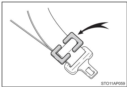 TOYOTA YARIS GR - Siège de sécurité infant arrimé avec une ceinture de sécurité - 4