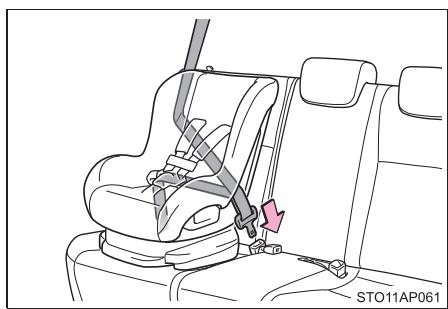 TOYOTA YARIS GR - Siège de sécurité infant arrimé avec une ceinture de sécurité - 3