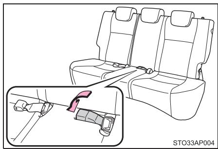 TOYOTA YARIS GR - Comment détacher et ranger la ceinture de sécurité centralearrêté - 4