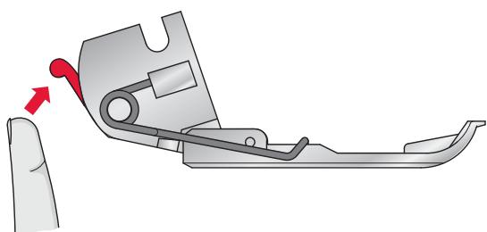 PFAFF HOBBYLOCK 2.5 - Changer le pied-de-biche - 6