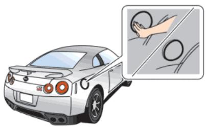 NISSAN GTR NISMO - Ouverture de la TRAPPE du réservoir de carburant - 1