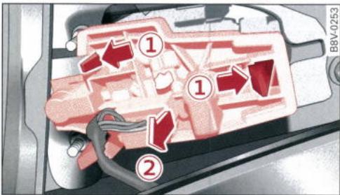 AUDI E TRON - Demontage du support d'ampoules dans le capot arrête - 2