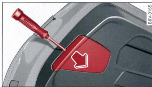 AUDI E TRON - Demontage du support d'ampoules dans le hayon - 1
