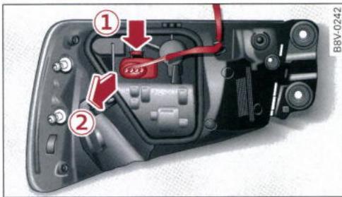 AUDI E TRON - Débranchement du connecteur et dépose du support d'ampoules - 1
