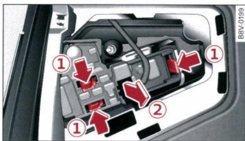 AUDI E TRON - Demontage du support d'ampoules dans le hayon - 2
