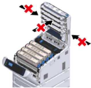 OKI C844DNW - Comment utiliser l'outil de protection contre le basculement - 3
