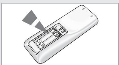SAMSUNG AQ24MWBN - Insertion des piles dans la télécommande - 2