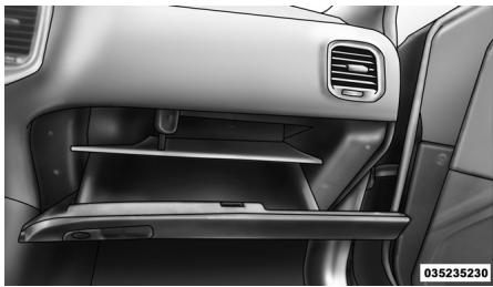 Chrysler 300 (2012) - Espace de rangement de la boîte à gants - 2