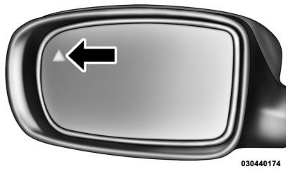 Chrysler 300 (2012) - SYSTÈME DE SURVEILLANCE DES ANGLES MORTS – SELON L'ÉQUIPEMENT - 2