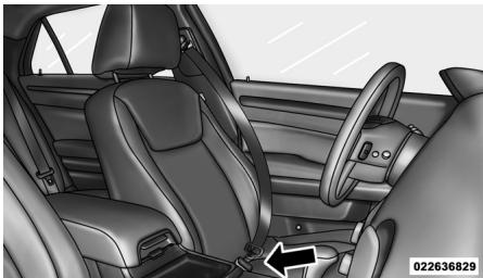 Chrysler 300 (2012) - Mode d'emploi des ceintures à trois points d'ancrage - 2