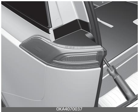 KIA Carnival (2021) - Remplacement du marqueur latéral, du feu stop et du feu arrière (type ampoule) - 2