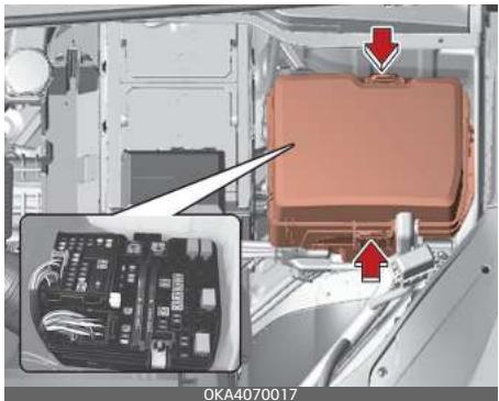 KIA Carnival (2021) - Remplacement d'un fusible dans le compartiment moteur - 1