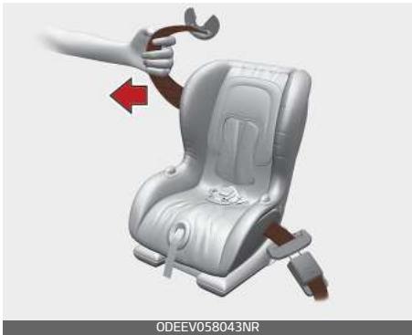 KIA Carnival (2021) - Fixation d'une retenue pour enfant avec une ceinture à trois points - 3