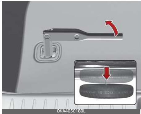 KIA Carnival (2021) - Dépose du pneu de secours - 1