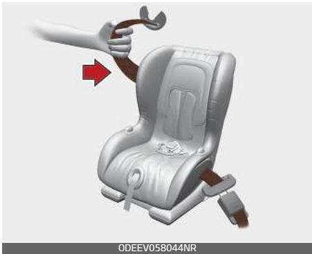 KIA Carnival (2021) - Fixation d'une retenue pour enfant avec une ceinture à trois points - 4