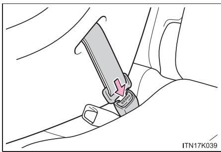 Scion tC 2 (2014) - Retrait d'un dispositif de retenue pour enfants installé à l'aide d'une ceinture de sécurité - 1
