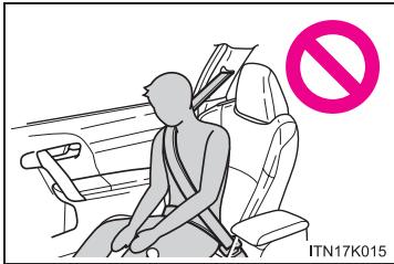 Scion tC 2 (2014) - ■ Précautions relatives aux coussins gonflables SRS - 3