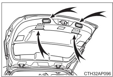 TOYOTA Auris 2 (2015-2018) - Lors de la fermeture du hayon - 1