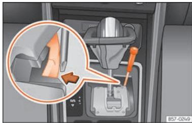 SEAT Ateca Phase 2 (2020) - Déverrouillage d'urgence du levier sélecteur - 1